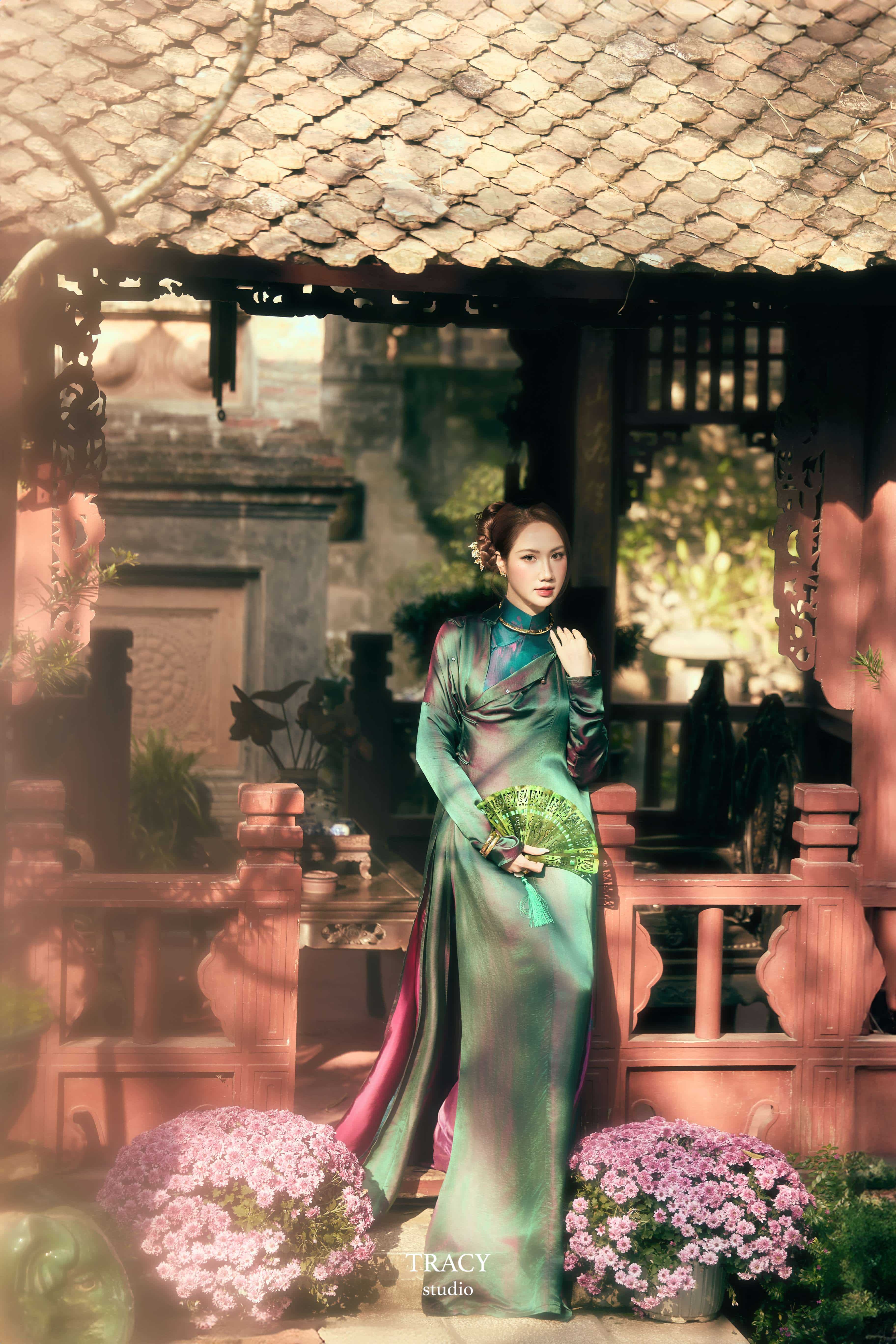 frontend/img/gallery/anh-tet-yem-ao-dai/tracy-studio-chup-concept-ao-dai-chi-mai (9).jpg